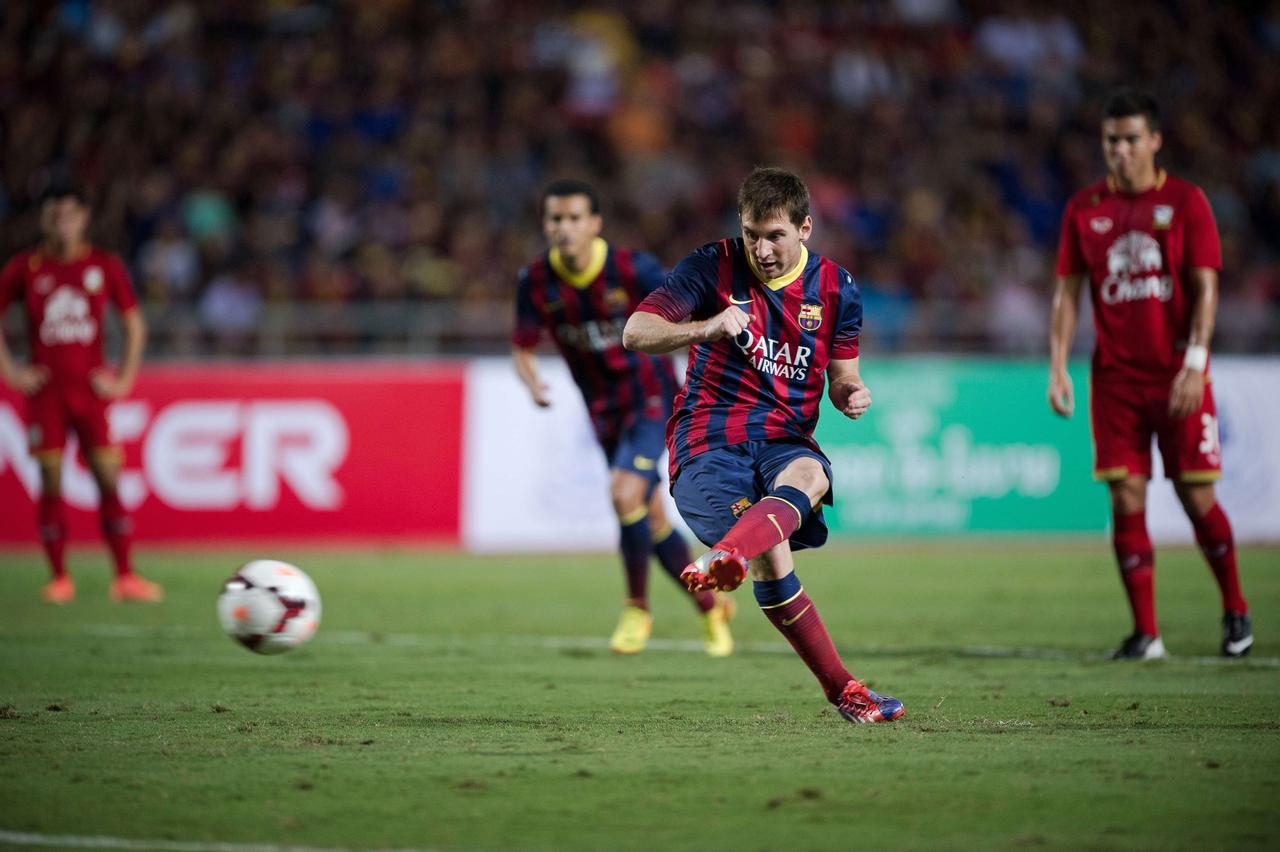 Messi marcou dois gols: um de pênalti, aos 13 minutos, e outro aos 24, após passe do brasileiro Adriano -  AFP PHOTO/ Nicolas ASFOURI